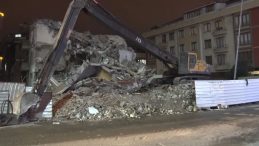 Avcılar'daki yıkım kontrolden &ccedil;ıktı: Molozlar caddeye d&uuml;şt&uuml;