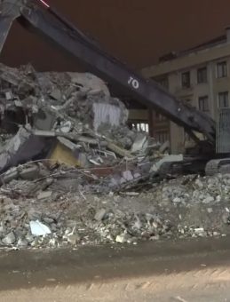 Avcılar'daki yıkım kontrolden &ccedil;ıktı: Molozlar caddeye d&uuml;şt&uuml;