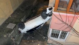Avcılar&rsquo;da Korkutan Kaza: Otomobil 8 Metre Y&uuml;ksekten D&uuml;şt&uuml;!