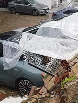 Aydın&rsquo;da İstinad Duvarı Yıkıldı: 5 Ara&ccedil; Zarar G&ouml;rd&uuml;!