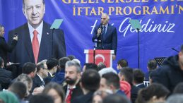 Baba Ocağı İbradı&rsquo;da vefa buluşması! Bakan Ersoy hemşehrileriyle geleneksel iftar sofrasında bir araya geldi