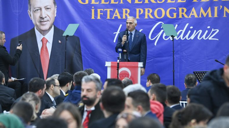 Baba Ocağı İbradı&rsquo;da vefa buluşması! Bakan Ersoy hemşehrileriyle geleneksel iftar sofrasında bir araya geldi