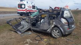 Babasından izinsiz alıp, kuzenleriyle gezintiye &ccedil;ıktığı otomobil TIR&rsquo;a &ccedil;arptı: 1 &ouml;l&uuml;, 3 yaralı