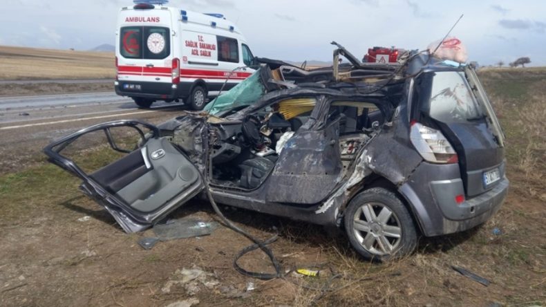 Babasından izinsiz alıp, kuzenleriyle gezintiye &ccedil;ıktığı otomobil TIR&rsquo;a &ccedil;arptı: 1 &ouml;l&uuml;, 3 yaralı