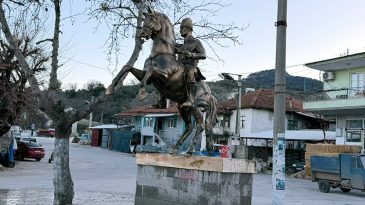 Bağışlarla yapıldı: K&ouml;y meydanına Atat&uuml;rk heykeli dikildi