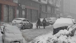 Baharı Beklerken Kara Kış Geri Geldi: Bastıran Kar Yağışıyla Yollar Kapandı