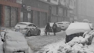 Baharı Beklerken Kara Kış Geri Geldi: Bastıran Kar Yağışıyla Yollar Kapandı