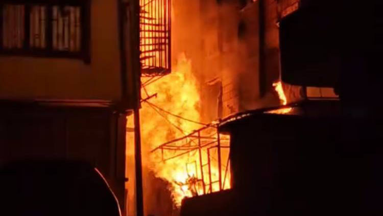 Bah&ccedil;elievler'de Hurdalıktan Y&uuml;kselen Alevler Binalara Sı&ccedil;radı