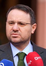 Bakan Akın G&uuml;rlek'in Yaşam &Ouml;yk&uuml;s&uuml;nden İlgin&ccedil; Notlar: Ekmek Teknesi Dizisinde Oynamış