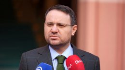 Bakan Akın G&uuml;rlek'in Yaşam &Ouml;yk&uuml;s&uuml;nden İlgin&ccedil; Notlar: Ekmek Teknesi Dizisinde Oynamış