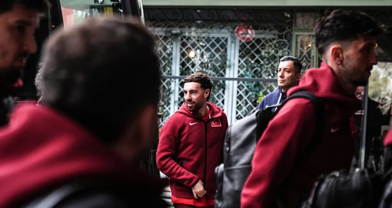 Bakan Bak ve Hakan Safi, A Milli Futbol Takımı&rsquo;nı uğurladı