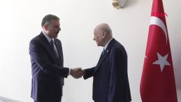 Bakan &Ccedil;ift&ccedil;i, MHP lideri Bah&ccedil;eli'yi TBMM'de ziyaret etti