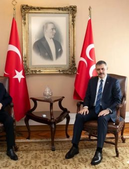 Bakan &Ccedil;ift&ccedil;i&rsquo;den Bah&ccedil;eli&rsquo;ye ziyaret