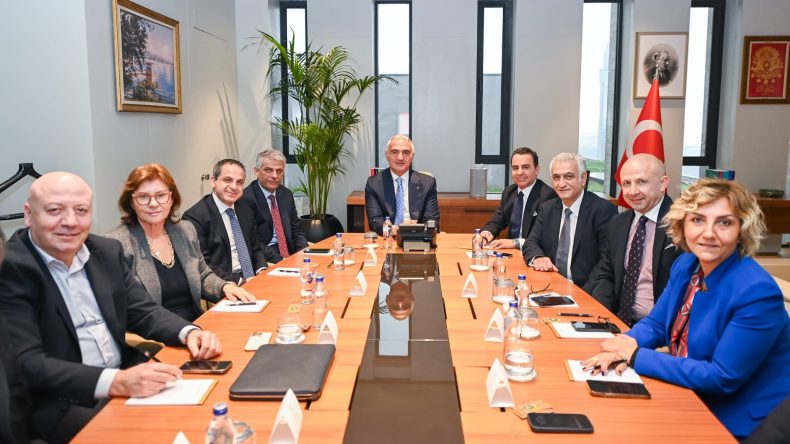 Bakan Ersoy&rsquo;dan 2026 turizmi i&ccedil;in kritik toplantı