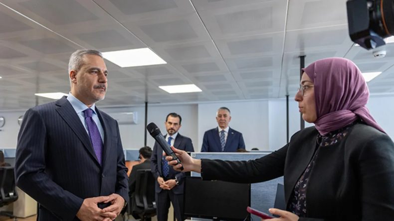 Bakan Fidan, Ankara'da Konsolosluk Çağrı Merkezi'ni Ziyaret Etti