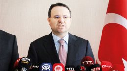 Bakan G&uuml;rlek: Mahkeme salonu siyaset yeri değil