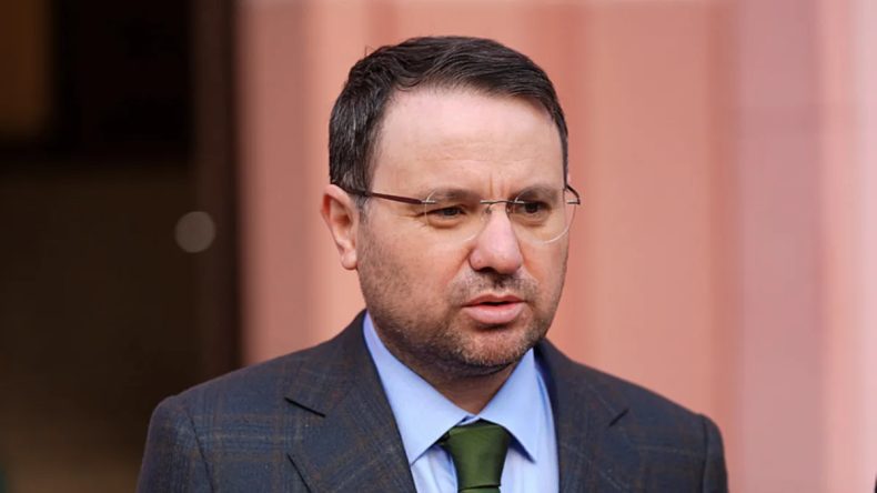 Bakan G&uuml;rlek, &Ouml;zg&uuml;r &Ouml;zel ve Murat Emir'den Kazandığı 150 Bin Liralık Tazminatı AFAD'a Bağışladı