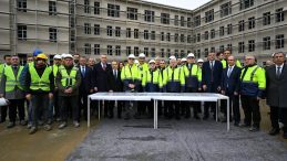 Bakan G&uuml;rlek, Sakarya&rsquo;da yapımı s&uuml;ren yeni adliye binasını inceledi