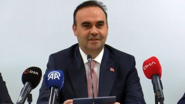 Bakan Kacır: T&uuml;rkiye, masada s&ouml;z&uuml;n&uuml;n ağırlığını hissettiren bir &uuml;lkedir
