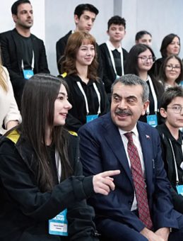 Bakan Tekin, &ouml;ğrencilerin hazırladığı &lsquo;Haberimiz Olsun&rsquo; b&uuml;ltenine konuk oldu