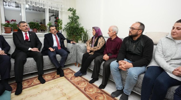 Bakan Tekin ve Bakan &Ccedil;ift&ccedil;i'den Fatma Nur &ouml;ğretmenin ailesine taziye ziyareti