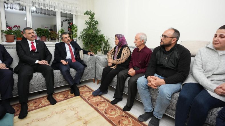 Bakan Tekin ve Bakan &Ccedil;ift&ccedil;i'den Fatma Nur &ouml;ğretmenin ailesine taziye ziyareti