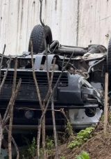 Bartın'da feci kaza! Otomobil, kayganlaşan yolda istinat duvarını aşarak d&uuml;şt&uuml;; 1 yaralı