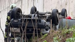 Bartın'da feci kaza! Otomobil, kayganlaşan yolda istinat duvarını aşarak d&uuml;şt&uuml;; 1 yaralı