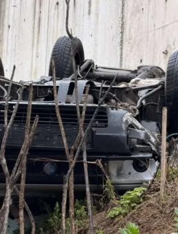 Bartın'da feci kaza! Otomobil, kayganlaşan yolda istinat duvarını aşarak d&uuml;şt&uuml;; 1 yaralı