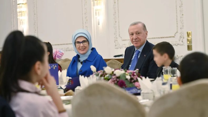 Başkan Erdoğan devlet himayesindeki &ccedil;ocuklarla iftarda buluştu