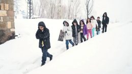 Batı&rsquo;da yağmur Doğu&rsquo;da kar