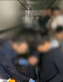 Batman'da TIR'da yakalanan 25 d&uuml;zensiz g&ouml;&ccedil;men: İran sınırından T&uuml;rkiye'ye girmeye &ccedil;alıştılar!