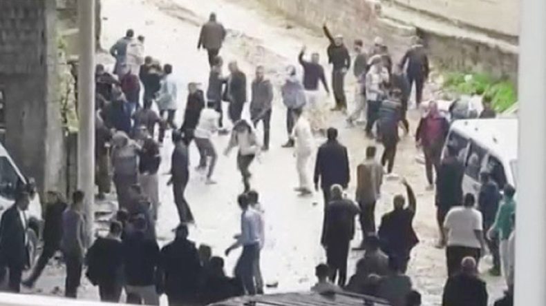 Bayram G&uuml;n&uuml; Kanlı Kavga: &Ccedil;ocuklar Tartıştı, Aileler Silah &Ccedil;ekti… 3 &Ouml;l&uuml; 22 Yaralı