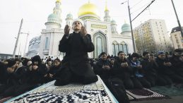 Bayram Namazı Sokakta Kılındı