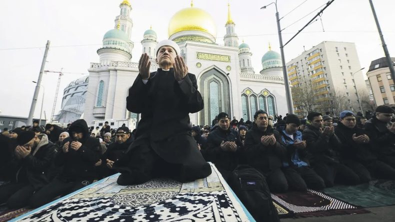 Bayram Namazı Sokakta Kılındı