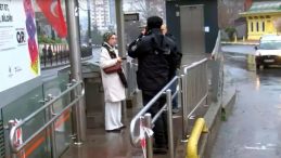 Bayramın İkinci G&uuml;n&uuml;nde Tramvay Arıza Yaptı! Yolcular Y&uuml;r&uuml;mek Zorunda Kaldı