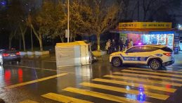 Bayrampaşa&rsquo;da Kamyonet Devrildi: 3 Yaralı