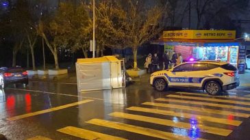 Bayrampaşa&rsquo;da Kamyonet Devrildi: 3 Yaralı