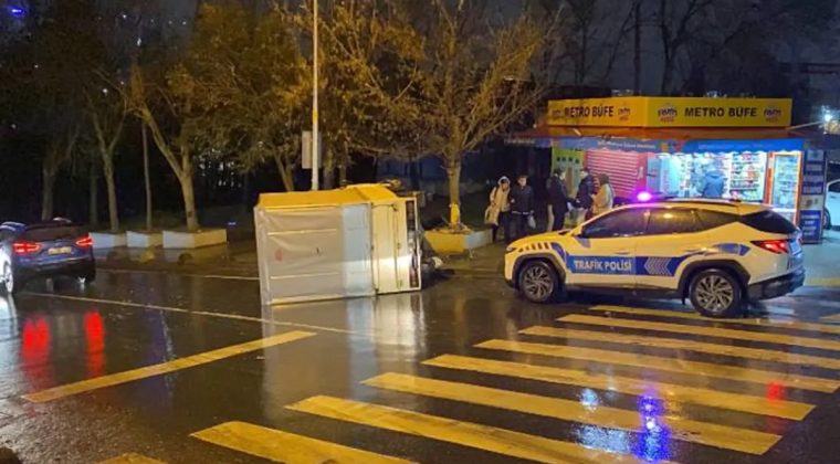 Bayrampaşa&rsquo;da Kamyonet Devrildi: 3 Yaralı