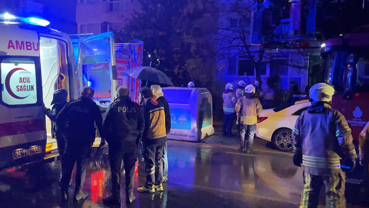 Beşiktaş'ta 4 Katlı Binada Yangın