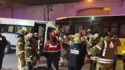 Beşiktaş'ta İETT otob&uuml;s&uuml; servis minib&uuml;s&uuml; ile &ccedil;arpıştı; trafik akışı durdu