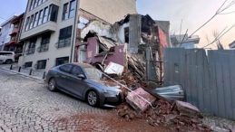 Beşiktaş'ta Metruk Bina Park Halindeki Aracın &Uuml;zerine &Ccedil;&ouml;kt&uuml;