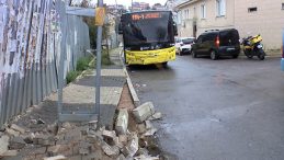 Beykoz'da İETT Otob&uuml;s&uuml; Direğe &Ccedil;arptı: 4 Kişi Yaralandı