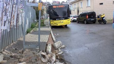 Beykoz'da İETT Otob&uuml;s&uuml; Direğe &Ccedil;arptı: 4 Kişi Yaralandı