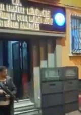 Beyoğlu&rsquo;nda telefon hırsızı g&uuml;ven timlerinden ka&ccedil;amadı