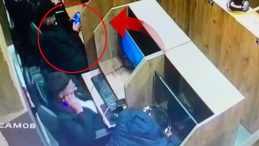 Beyoğlu&rsquo;nda uyuyakalan kişinin cep telefonunu &ccedil;alıp oyun oynamaya devam etti