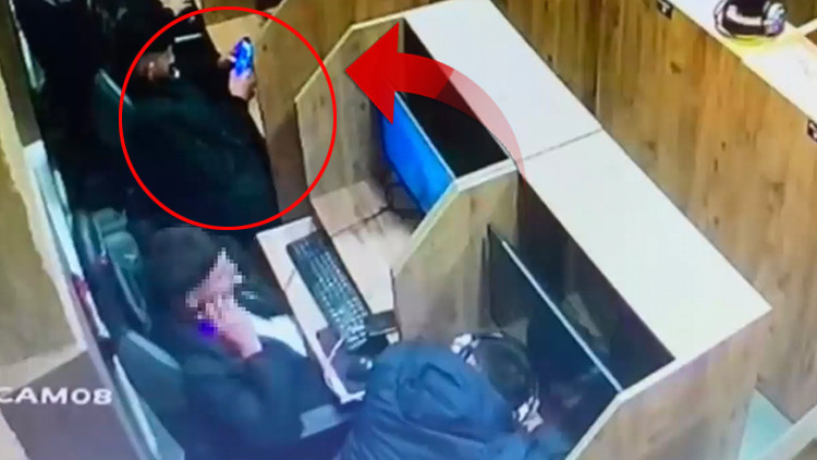 Beyoğlu&rsquo;nda uyuyakalan kişinin cep telefonunu &ccedil;alıp oyun oynamaya devam etti