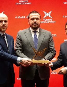 Bilal Erdoğan&rsquo;dan Adnan Duman'a sosyal sorumluluk &ouml;d&uuml;l&uuml;