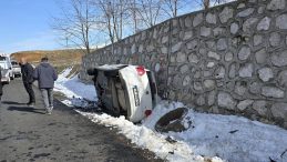 Bing&ouml;l-Diyarbakır yolunda kaza: Otomobil istinat duvarına &ccedil;arptı! 2'si ağır, 5 yaralı