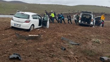 Bing&ouml;l&rsquo;de hafif ticari ara&ccedil;la otomobil &ccedil;arpıştı: 1&rsquo;i ağır, 13 yaralı